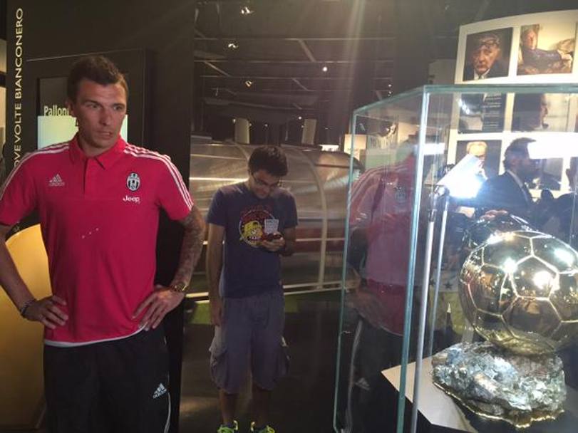 Mandzukic entusiasta nella sala trofei Juve. Twitter